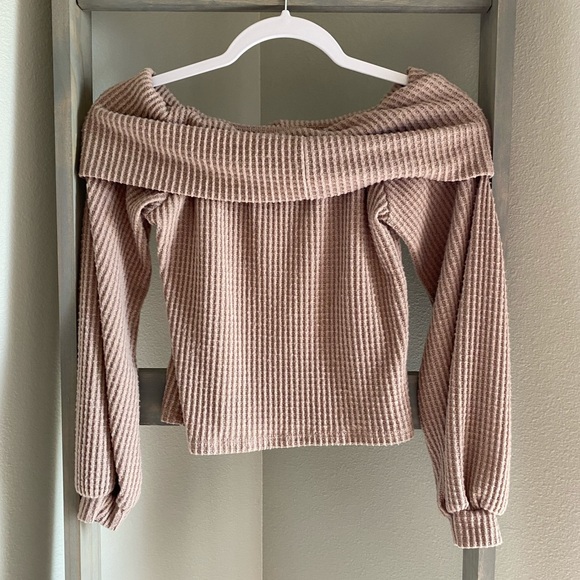 Tops - Off the shoulder crop top